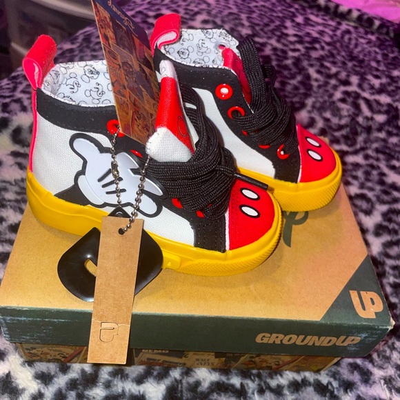 SIZE 5 DISNEY MICKEY SHOES NEVER WORN - Picture 1 of 4
